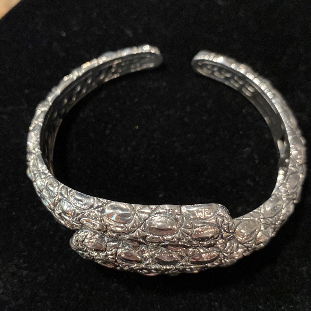 JAI Sterling Croco-design Hinged Cuff Bracelet